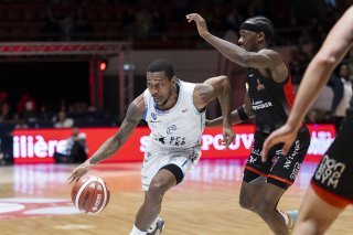 Auteur de 28 points, Eric Nottage a fait le malheur des défenseurs genevois en finale de la SBL Cup à Clarens KEYSTONE/CYRIL ZINGARO